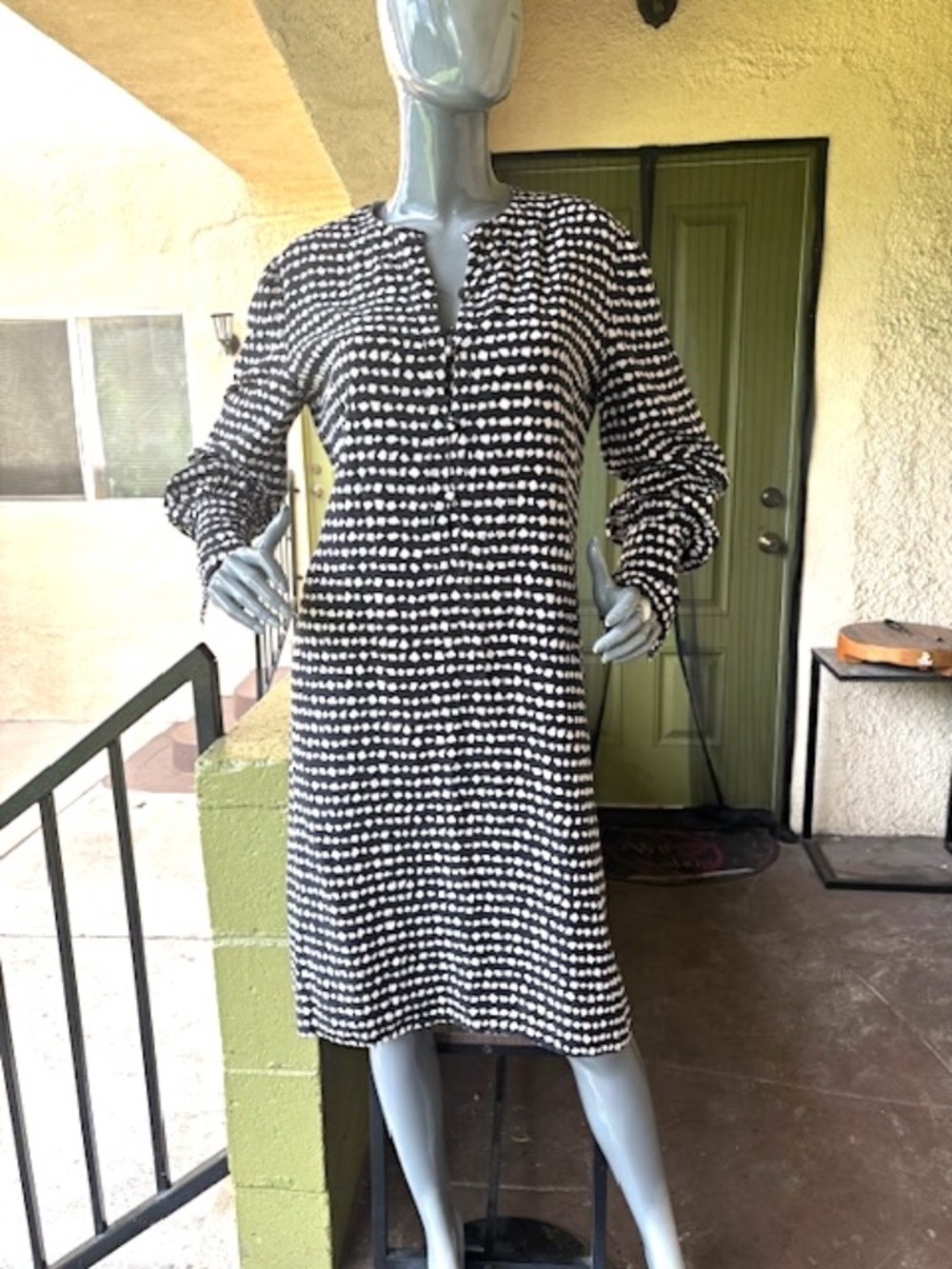 CAROLINA HERRERA Silk Print L/S Shift Dress w/ Split-Neck EUC/sz 14 (runs small)